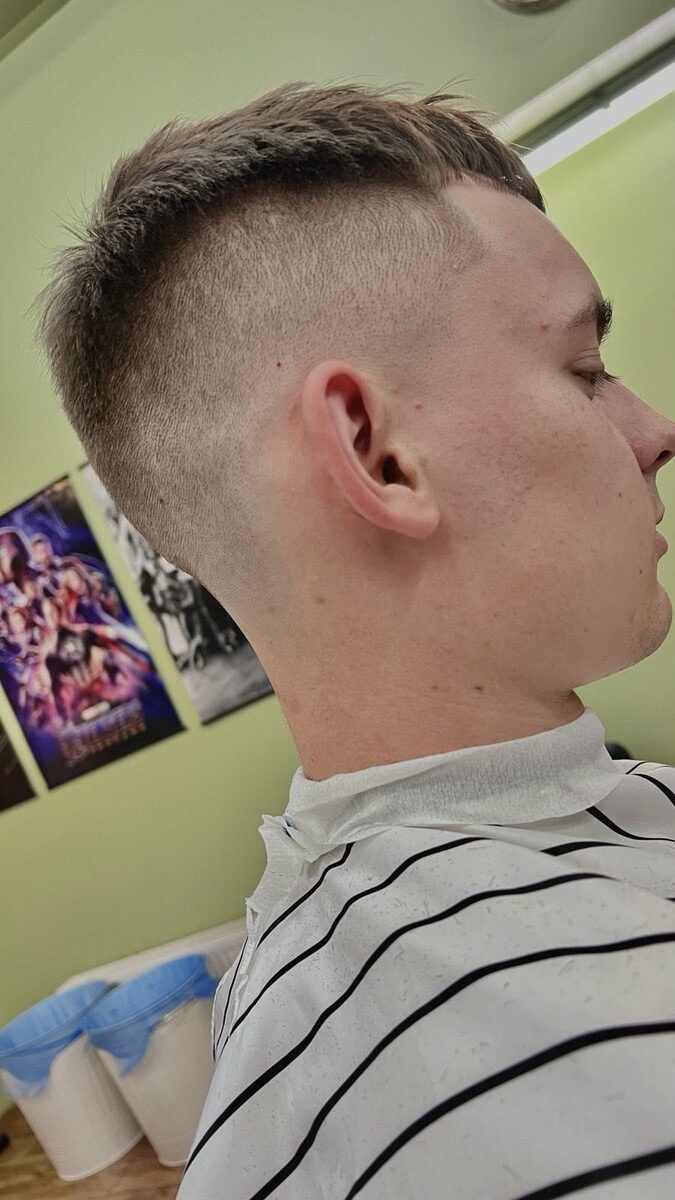 Męskie strzyżenie z fade, widok z boku