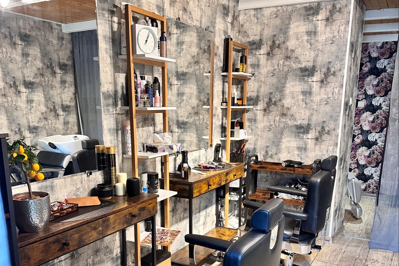 Wnętrze barber studia KLEON ze stanowiskiem i lustrem
